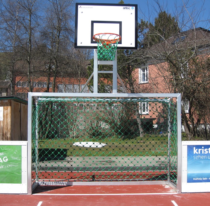 Bolztor mit Basketball Aufbau von artec Sportgeräte