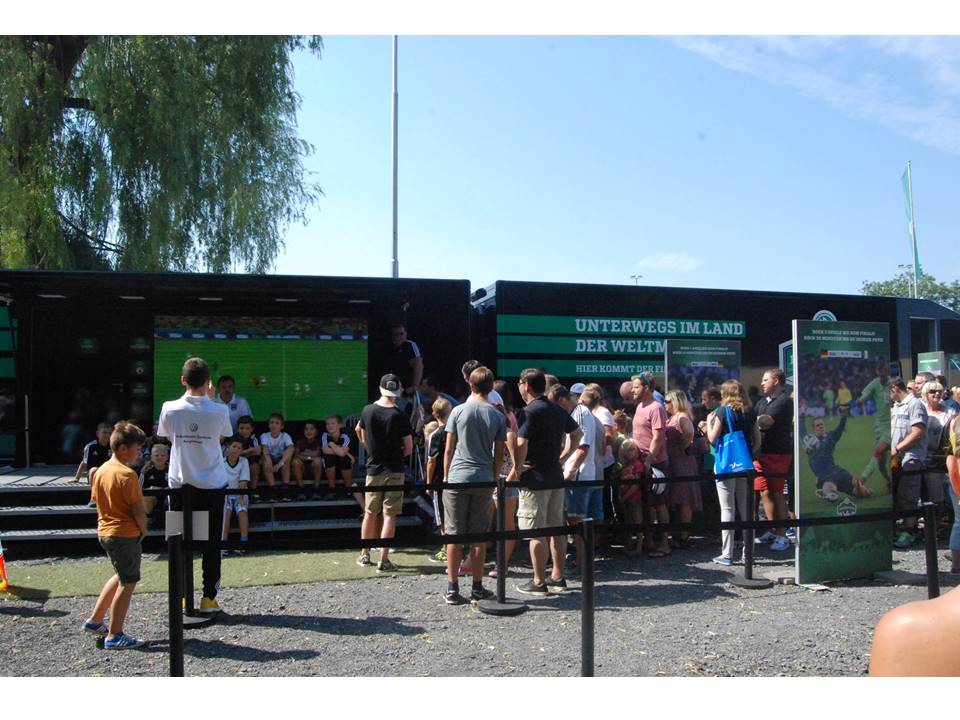 WM-Pokal Ehrenrunde Besucher WM-Pokal Ehrenrunde Besucher