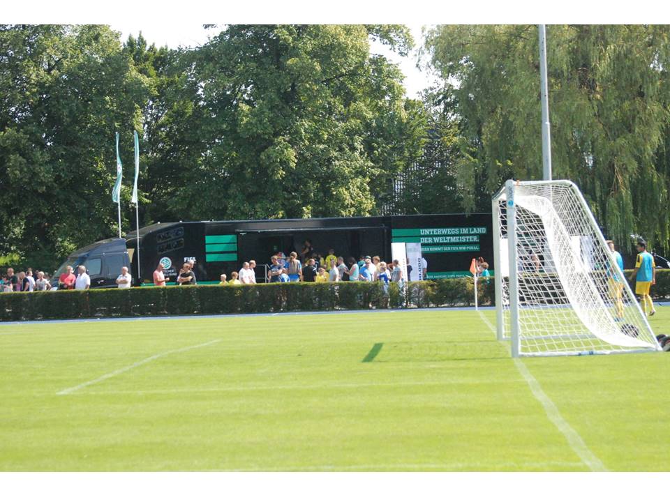 WM-Pokal Ehrenrunde mit Trainingstor von artec Sportgeräte