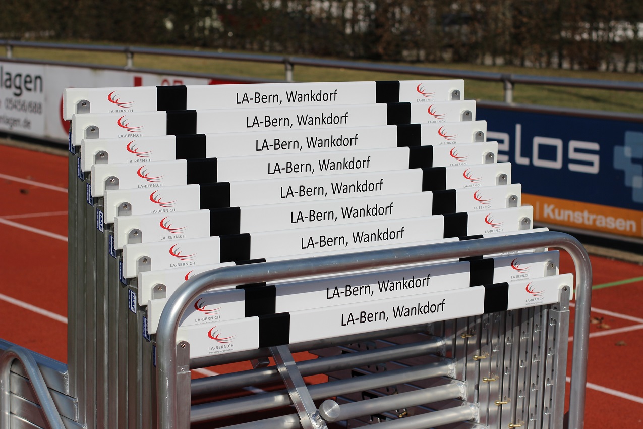 Wettkampfhürden mit Hürdentransportwagen Wettkampfhürden mit Hürdentransportwagen