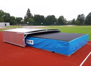 Hochsprunganlage IAAF mit Auflageraster und fahrbarer Abdeckung