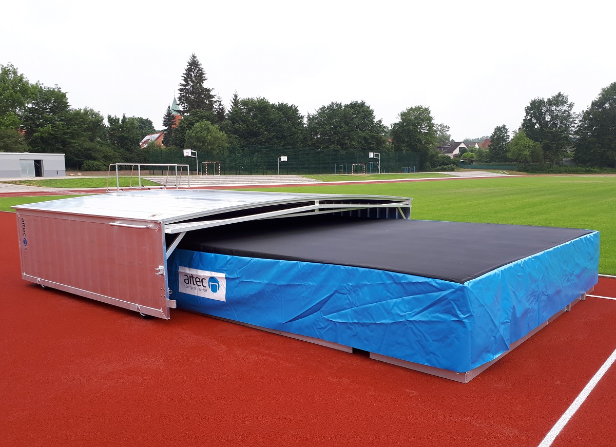 High jump facility (IAAF) with base platform and safety cover