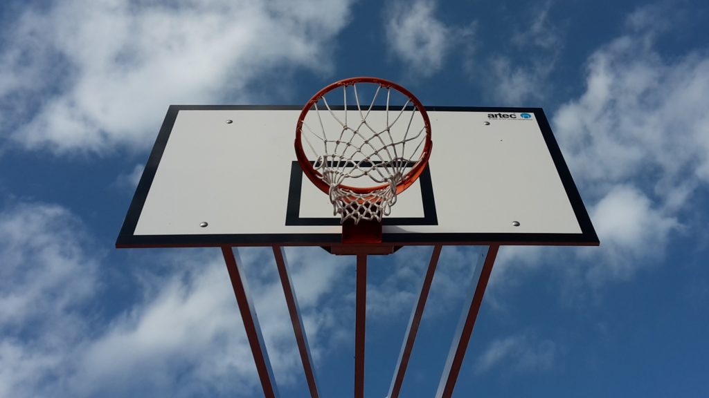 Basketballanlage mit Zielbrett und Korb