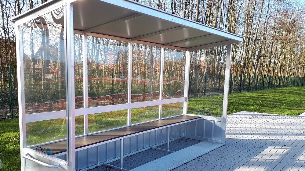 Trainerbänke aus Aluminium mit Dach Trainerbänke aus Aluminium mit Dach