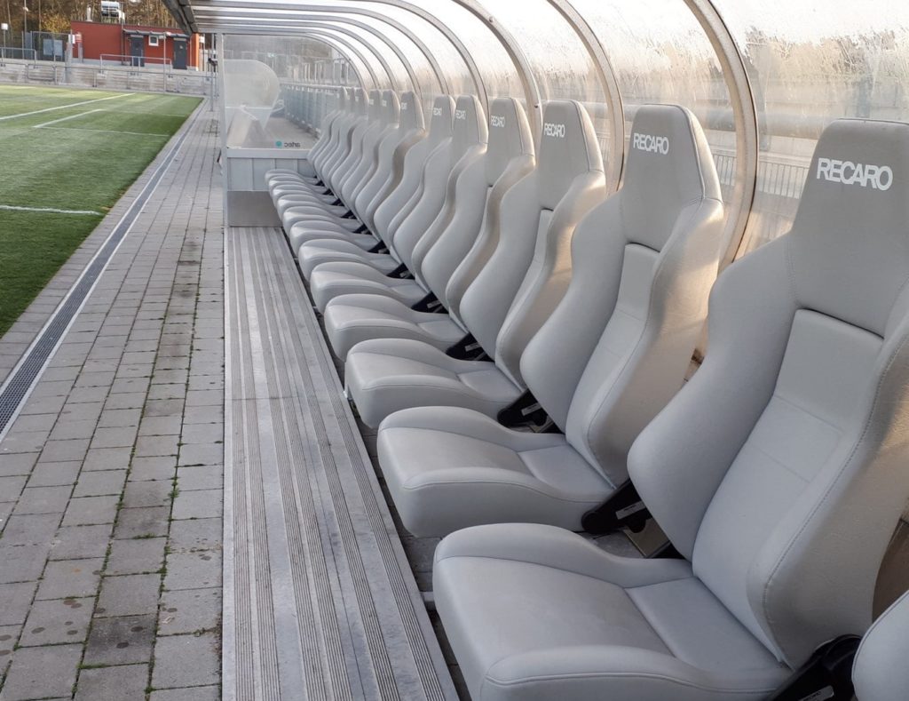 Komfortable Spielerkabinen mit Recaro-Sitzen von artec Sportgeräte Komfortable Spielerkabinen mit Recaro-Sitzen von artec Sportgeräte