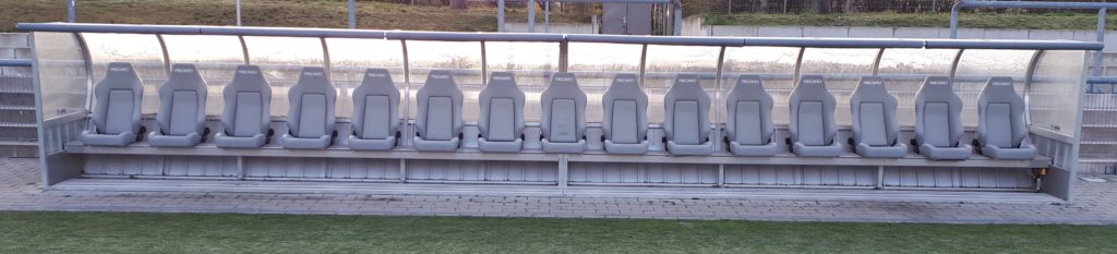 Spielerkabine mit 15 Recaro-Sitzen Spielerkabine mit 15 Recaro-Sitzen