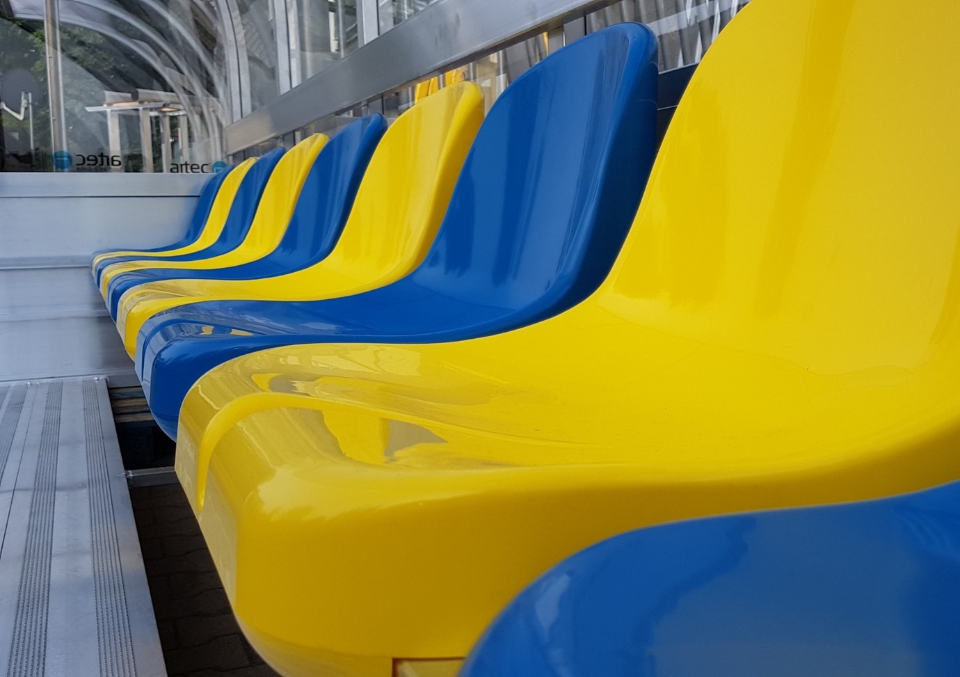 Robuste Sitzschalen für Spielerkabinen von artec Sportgeräte