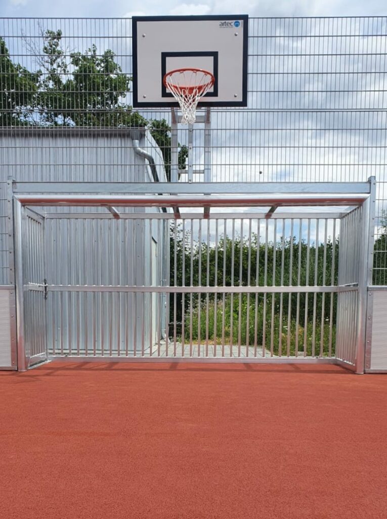 Bolztor mit Basketballaufbau - Fußballkäfig artec Sportgeräte