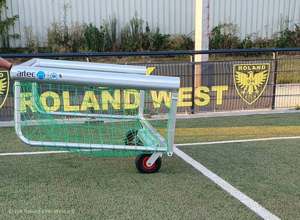 Mobile small soccer goal with two wheels (Photo: DJK Roland Köln-West e.V.)