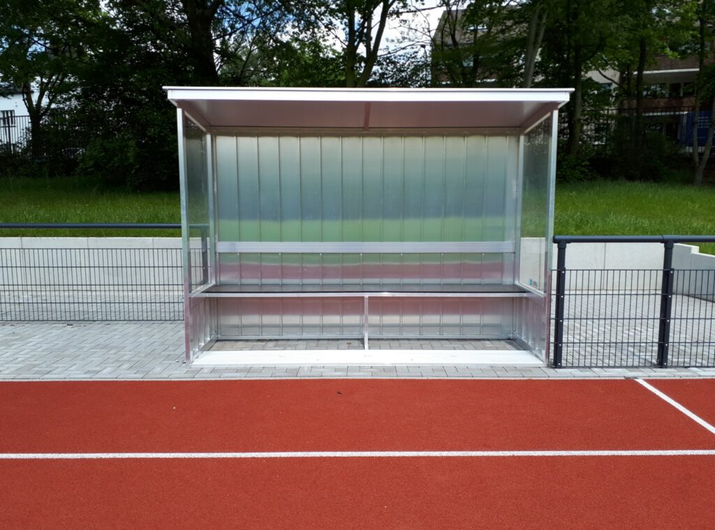 Ersatzbank Sportplatz Fußballplatz Ersatzbank auf dem Sportplatz