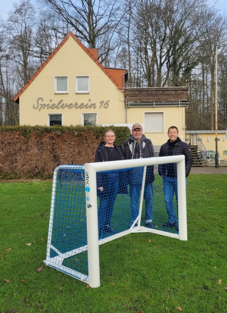 Gewinnübergabe beim Spielverein 16 in Osnbrück mit Tommy Reichenberger, Udo Niggebaum und Lisa Niekamp