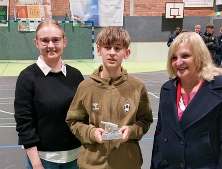 Siegerehrung Bester Torschütze mit Dafmar Bahlo und Lisa Niekamp Siegerehrung Bester Torschütze mit Dafmar Bahlo und Lisa Niekamp