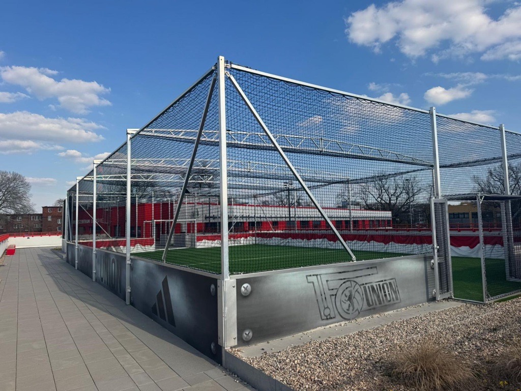 Soccer Court VANDALO mit Betonbande auf dem Dach des NLZ von Union Berlin