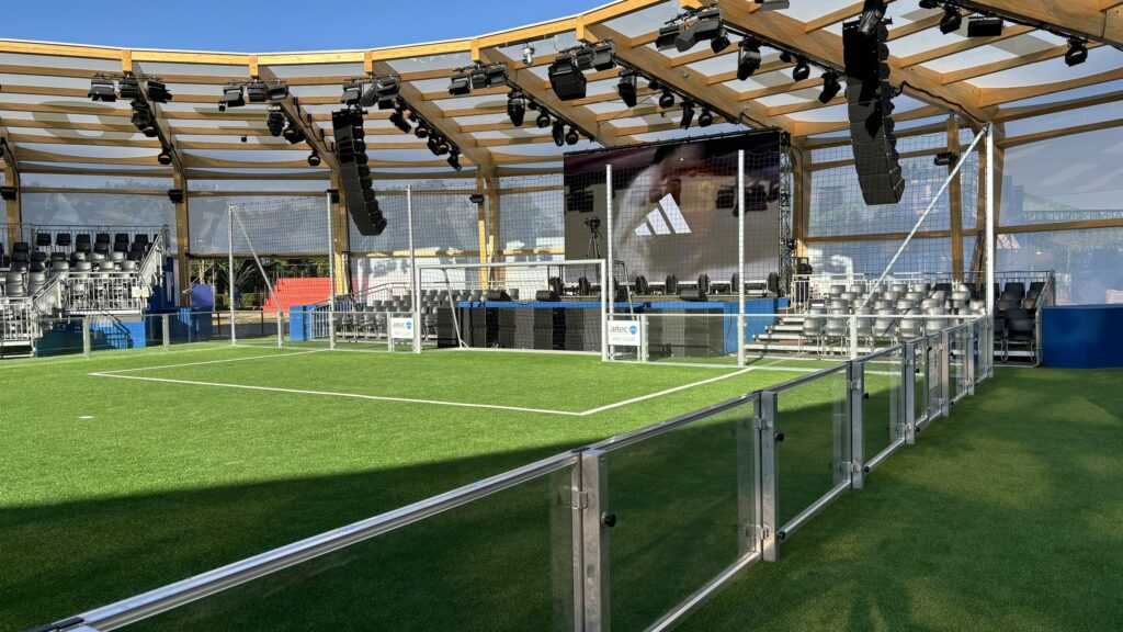Der Soccer-Court von artec ist demontierbar und ermöglicht die flexible Nutzung des Stadions der Fanzone am Reichstag