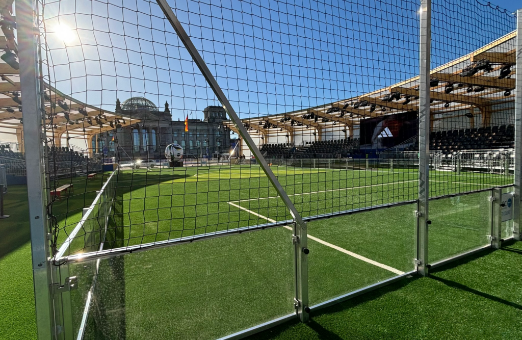 Soccer-Court für die Adidas Fanzone am Reichstag von artec Sportgeräte aus Melle