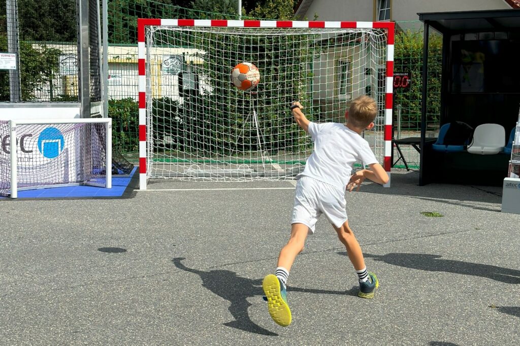 Geschwindigkeit eines Handballwurfes - Speedometer misst die Wurfgeschwindigkeit