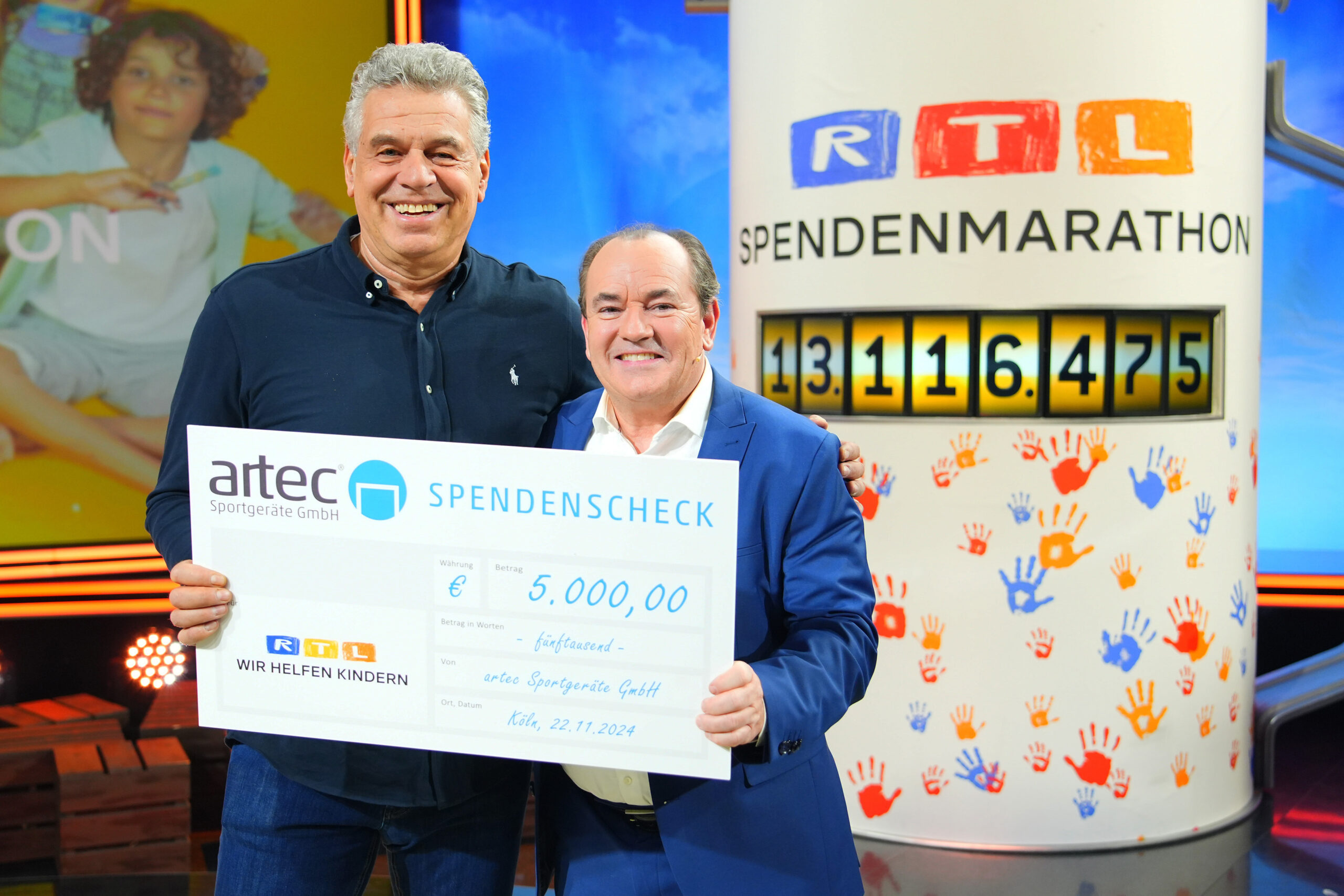 RTL-Spendenmarathon: Jürgen Hingsen übergibt Spenden von der artec Sportgeräte GmbH aus Melle