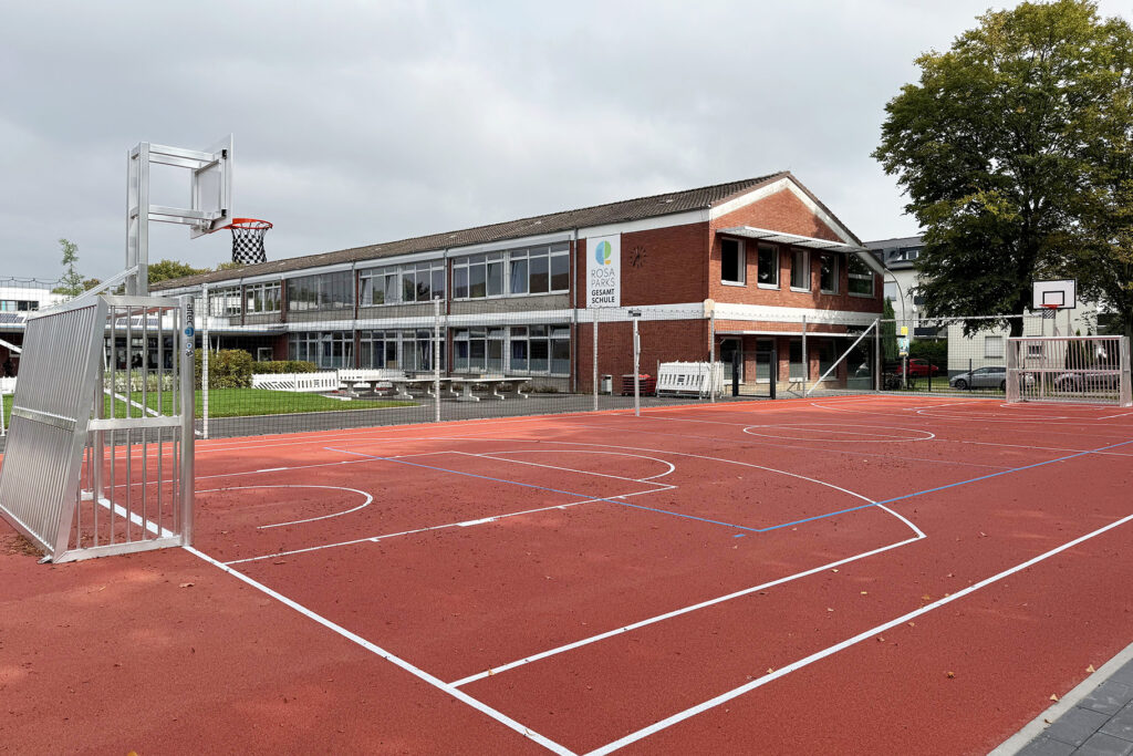 Multifunktionsspielfeld auf dem Schulhof in Neubeckum ausgestattet von artec Sportgeräte