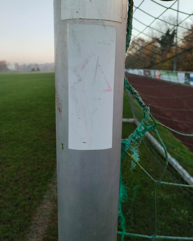 Verblasste Sicherheitshinweise am Fußballtor - Sportplatz Sicherheit mit artec Sportgeräte