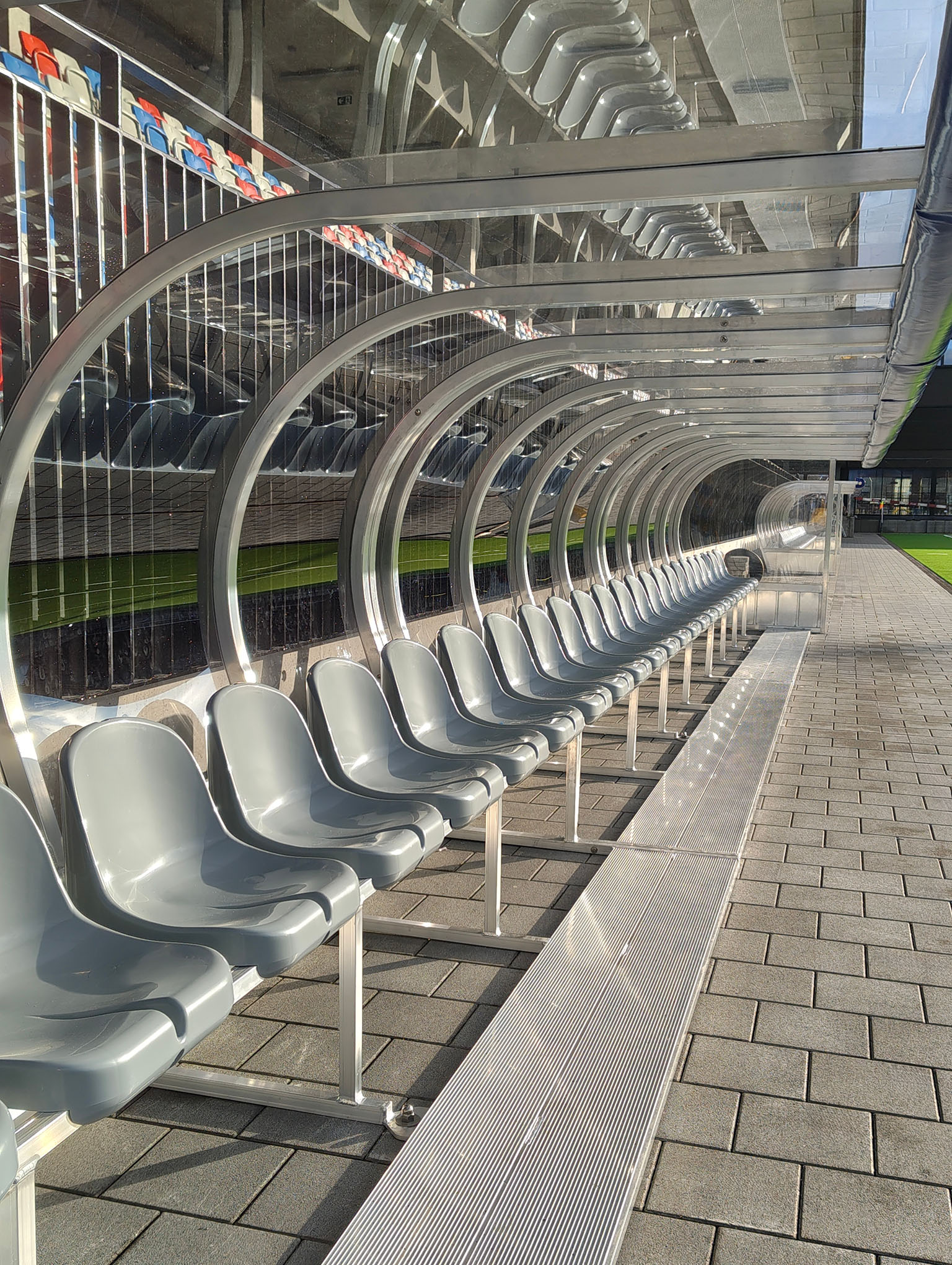 Spielerkabine mit Sitzschalen in Wunschfarbe "Made in Germany"
