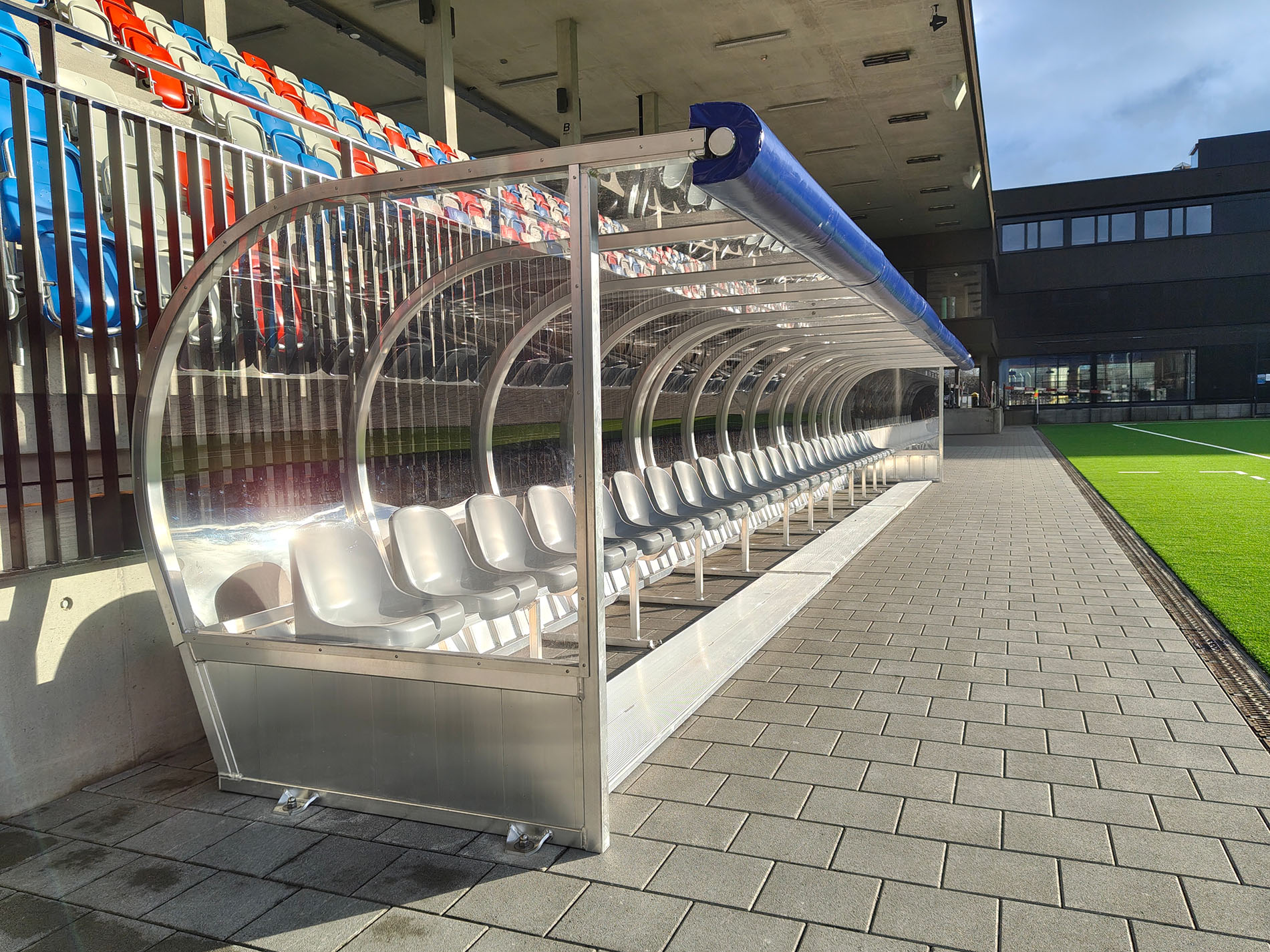 Spielerkabine 12,5 m Länge von artec Sportgeräte