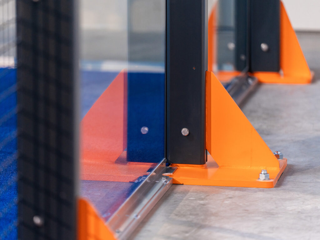 Massive Stahlfüße zur Einhaltung der statischen Vorgaben bei Padel Courts aus Deutschland