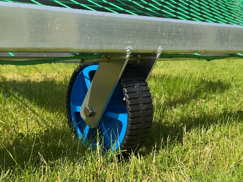Fußballtor Räder ohne Spurrinnen auf dem Rasen