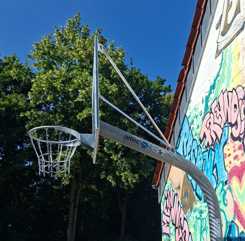 Basketballanlage mit Gitterzielbrett und Kettennetz