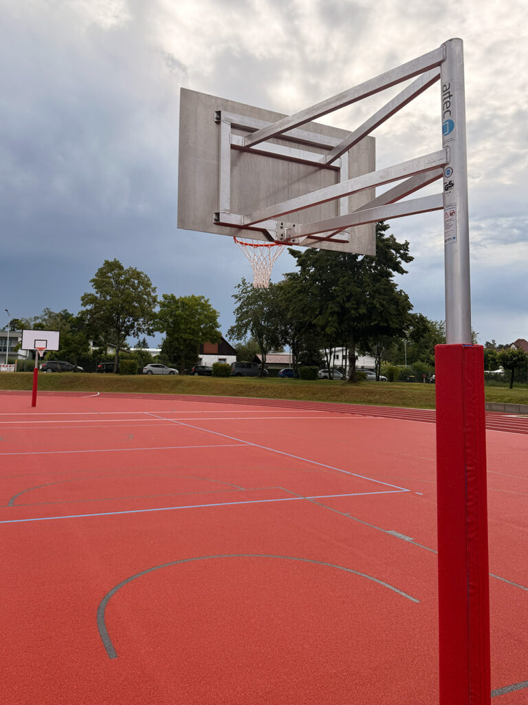 Basketballständer von artec auf Freisportanlage