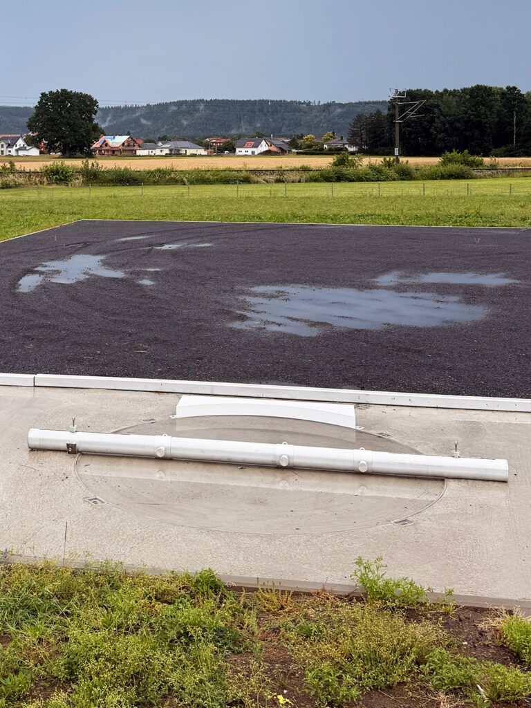 Kugelstoßanlage mit Befestigungsbalken für Rollstühle von artec