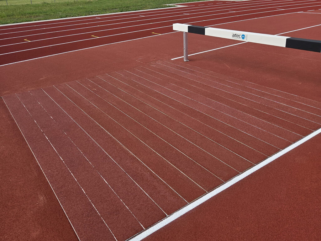 Ausstattung für Wassergrabenhindernis von artec Sportgeräte auf der Freisportanlage