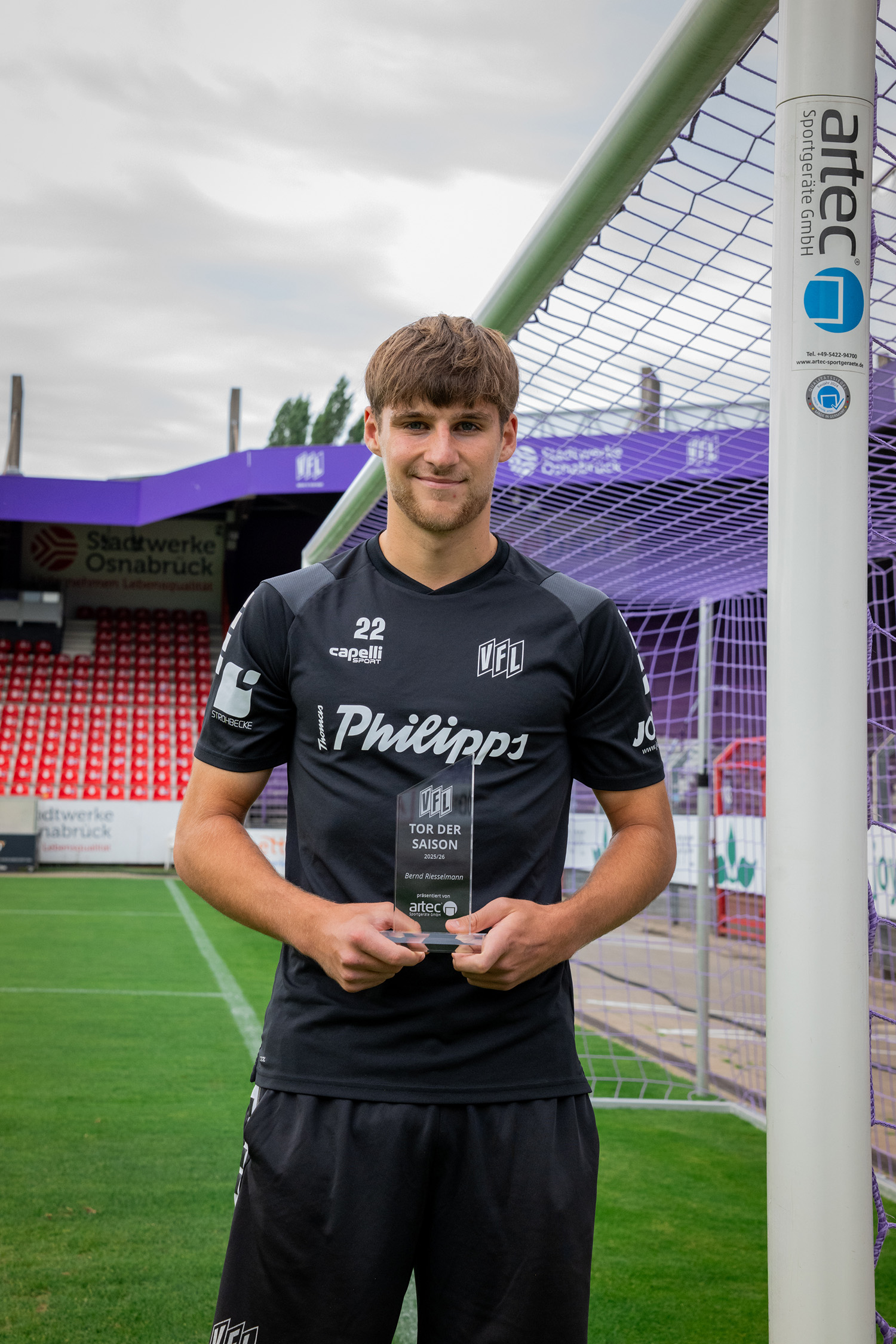TOR DER SAISON 2025/26 präsentiert von artec Sportgeräte - Bernd Riesselmann vom VfL Osnabrück bei der Pokalübergabe Bernd Riesselmann am artec Fußballtor beim VfL Osnabrück