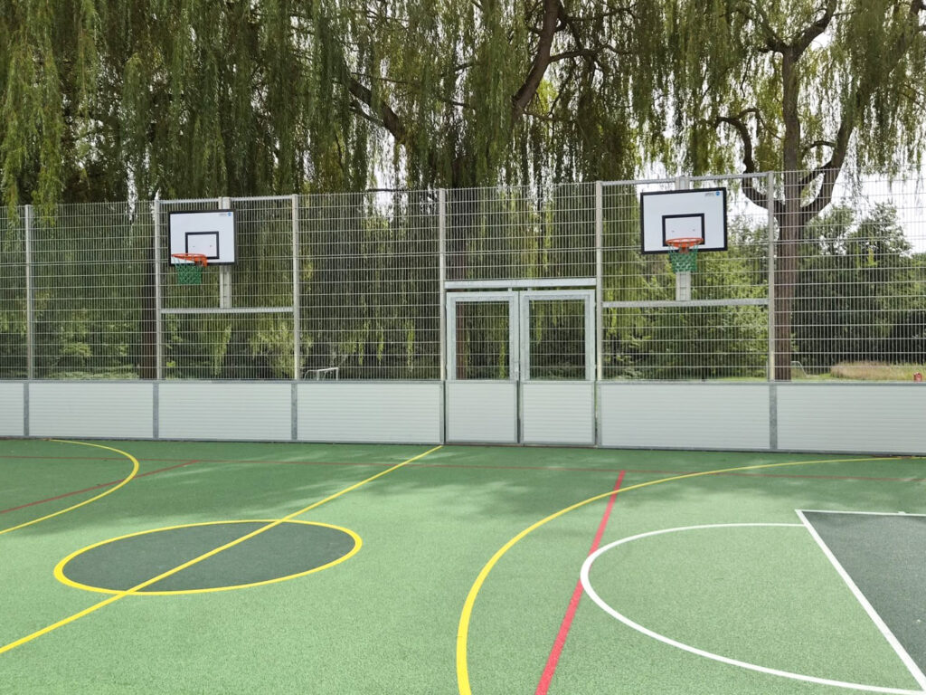 Soccer Court mit Basketballkörben als Multisportfläche