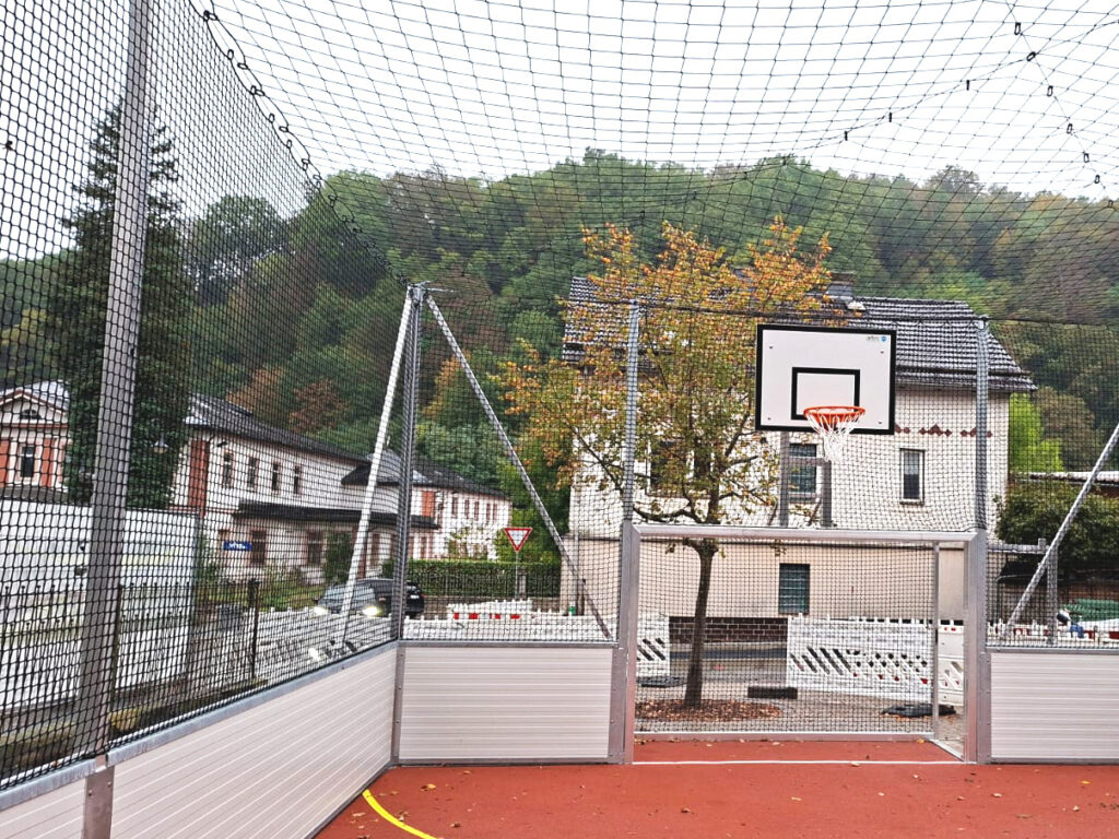 Minispielfeld für Schulen mit Deckennetz