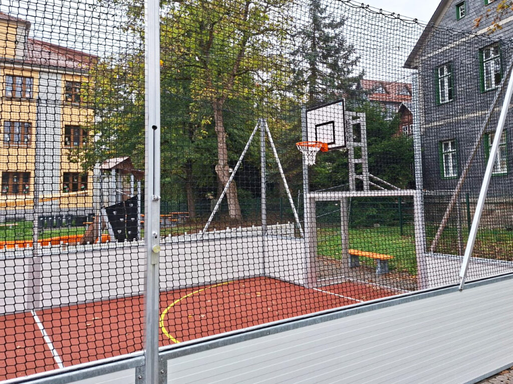 Soccer Court mit integrierten Volleyballpfosten von artec©